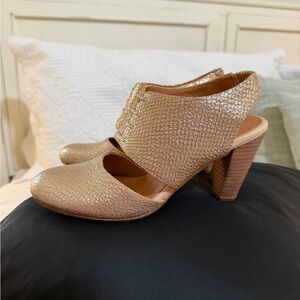 NWOB Beautiful Seychelles Whirl Metallic Leather Block Heels. Size 10 Gold